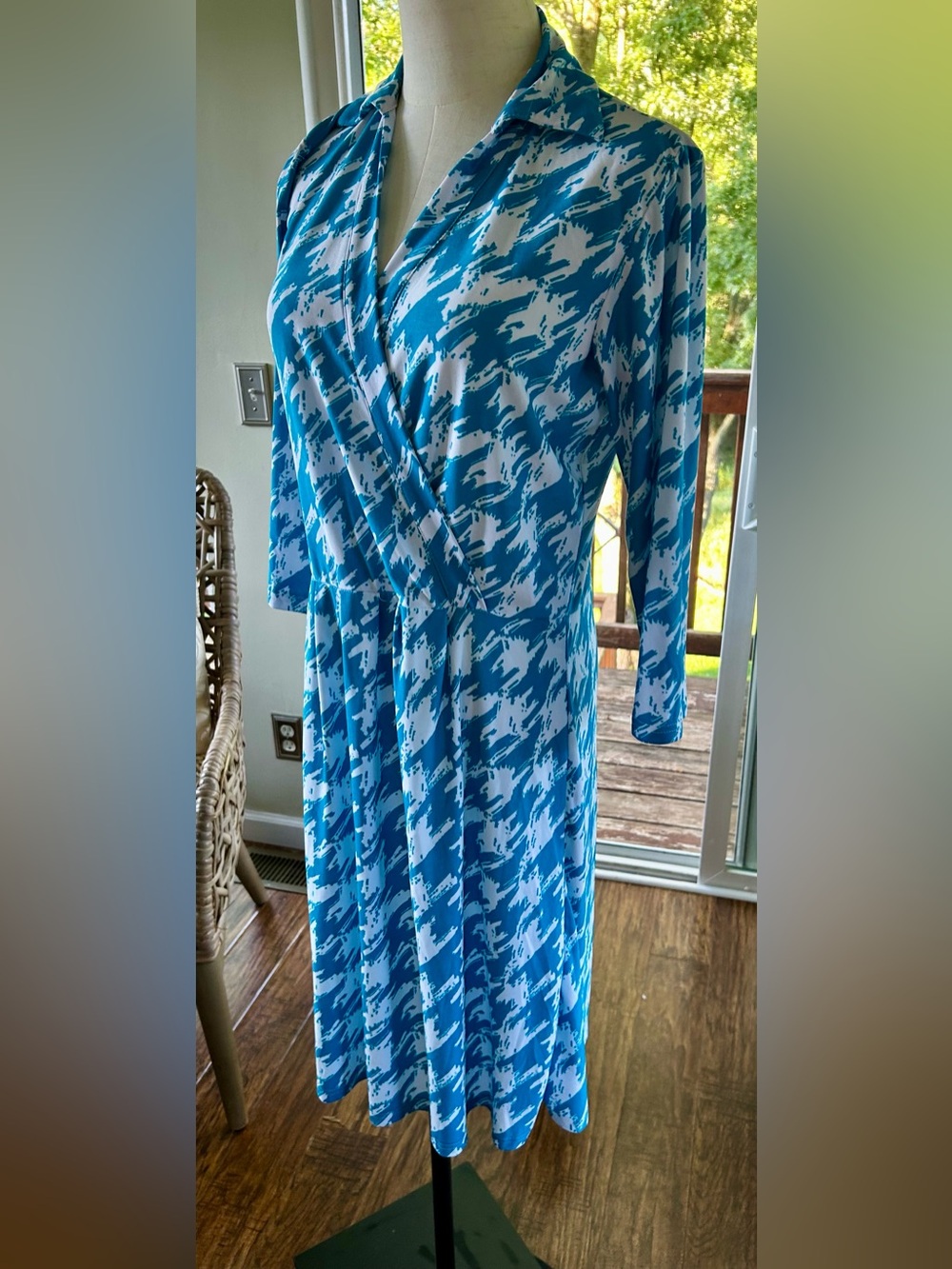 Jon & Anna Blue and White Printed Long-Sleeve Wrap Dress size Small